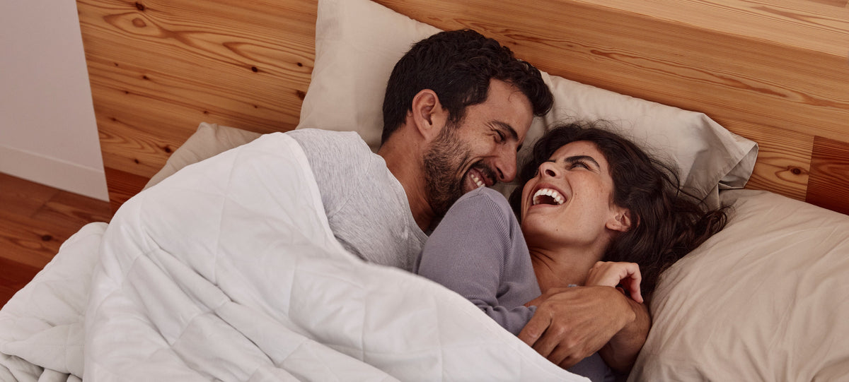 Coppia che si sveglia felice sotto la blanky