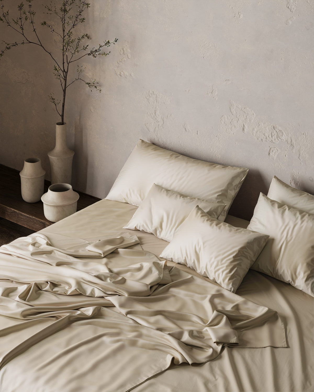 Letto disfatto in una camera tranquilla dopo l'ennesima notte agitata